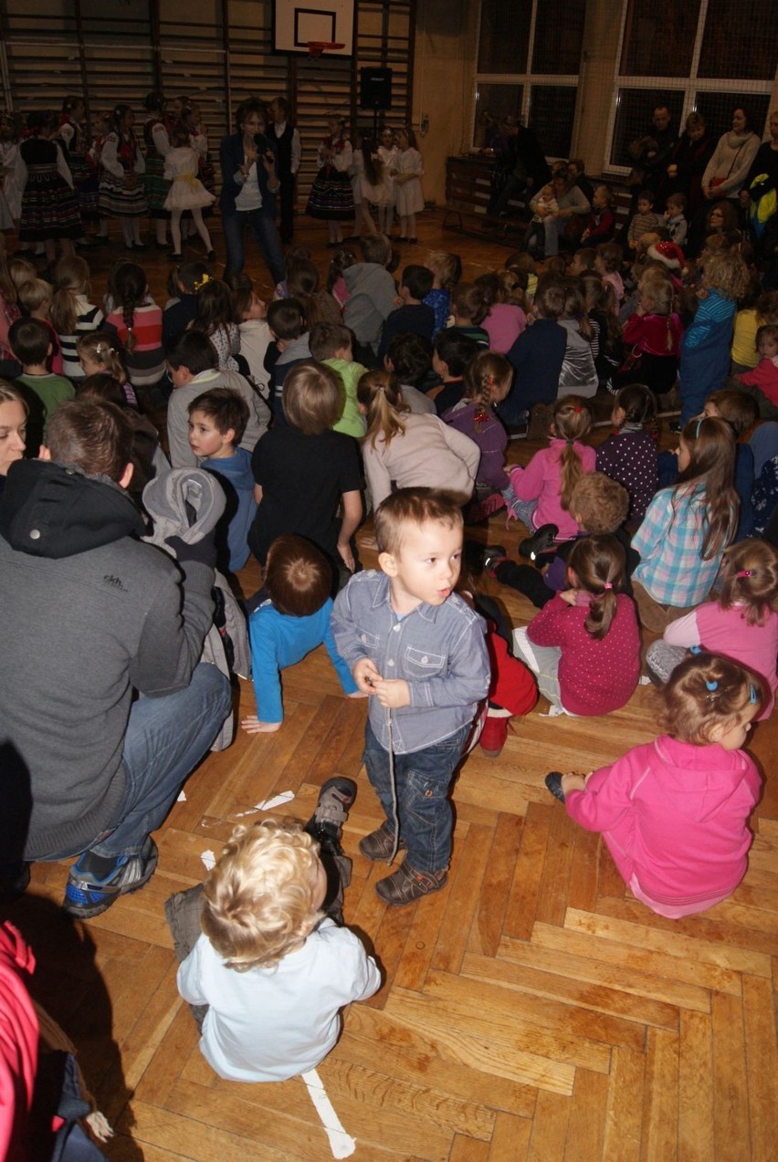 Mikołaj w rybnickiej dzielnicy Północ odwiedził kilkaset dzieci w Szkole Podstawowej nr 5 [ZDJĘCIA]
