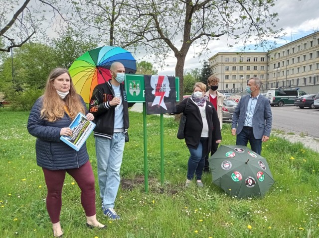 Zielona Góra ma swój plac Praw Kobiet. W niedzielę, w parku naprzeciwko komendy policji, oficjalnie odsłonięto tablicę. Skąd ten pomysł?