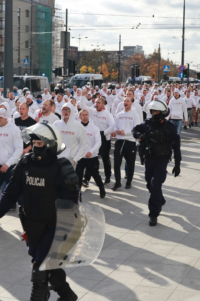 Kibice ŁKS w drodze na stadion Widzewa