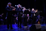 Żywiołowy koncert Big Band Mundana w Resursie Obywatelskiej w Radomiu. Wirtuozi jazzu dali czadu! Zobacz zdjęcia