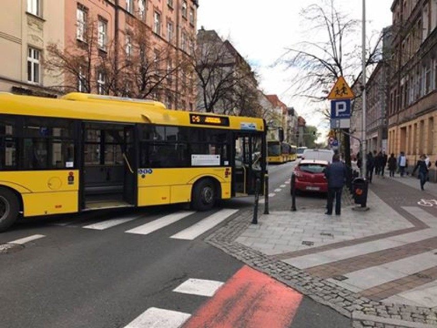 W centrum Katowic... zaklinował się autobus. Trzeba demontować słupki [ZDJĘCIA]