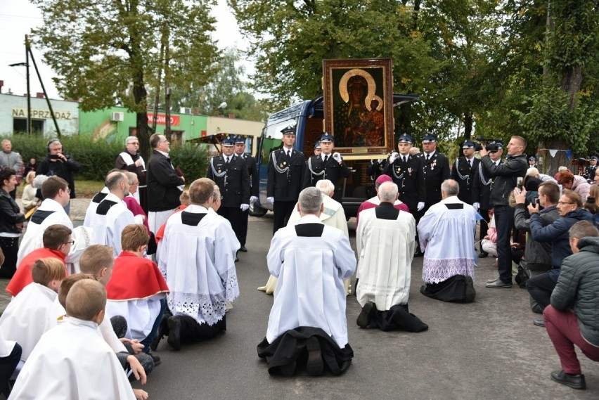 Wąsowo: Wierni przywitali kopię obrazu Matki Boskiej Jasnogórskiej [ZDJĘCIA]