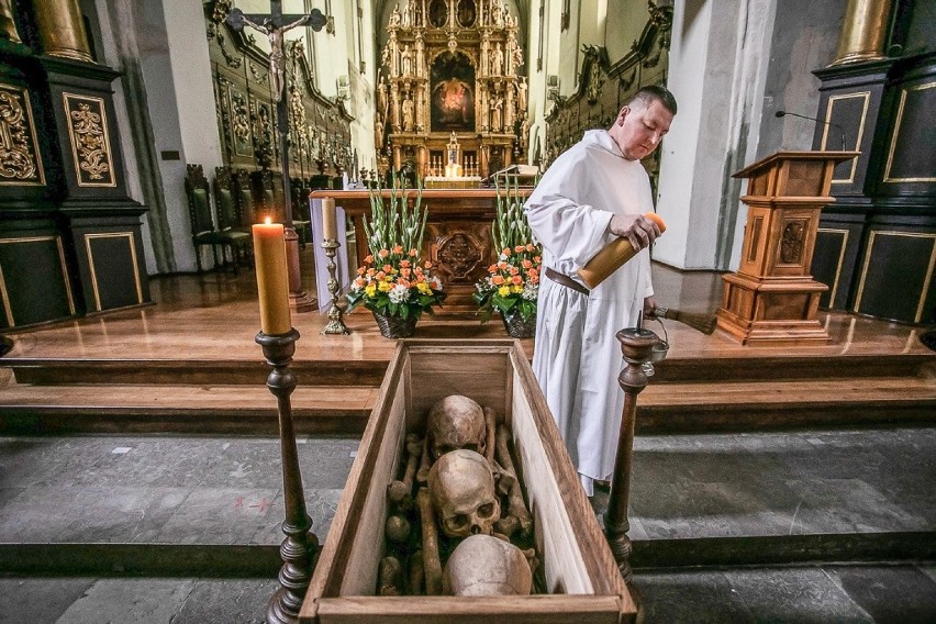 Szczątki dawnych mieszczan spoczęły w krypcie kościoła św. Mikołaja. Ponowny pochówek kości odnalezionych w czasie remontu budowli