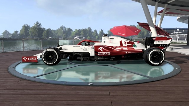 Wprawdzie Robert Kubica nie jest kierowcą wyścigowym w Formule 1, ale w stawce nie brakuje polskiego akcentu. To oczywiście Zespół Alfa Romeo Racing Orlen, w którym - swoją drogą, krakowianin jest rezerwowym. W grze F1 2021 jednak go nie zobaczymy. Co innego logo polskiej marki na bolidzie C41 i innych miejscach. Zobacz, jak się prezentuje! Tegoroczna edycja gry jest już dostępna na konsole PlayStation, Xbox oraz komputery stacjonarne.

Uruchom i przeglądaj galerię klikając ikonę "NASTĘPNE >", strzałką w prawo na klawiaturze lub gestem na ekranie smartfonu