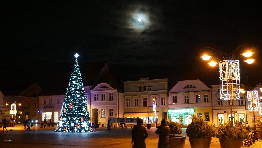 Świąteczne iluminacje w Darłowie. Miasto szykuje się na święta [ZDJĘCIA]