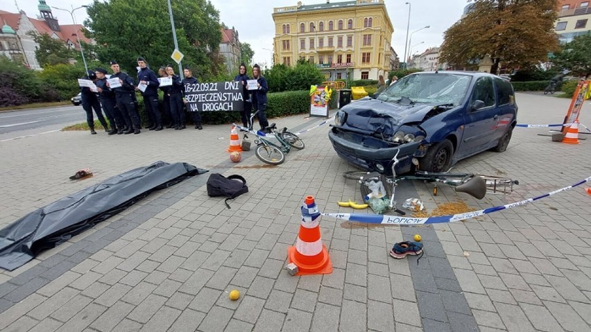 Legnica: Dni bezpieczeństwa na drogach, uczniowie klasy policyjnej włączyli się w akcję