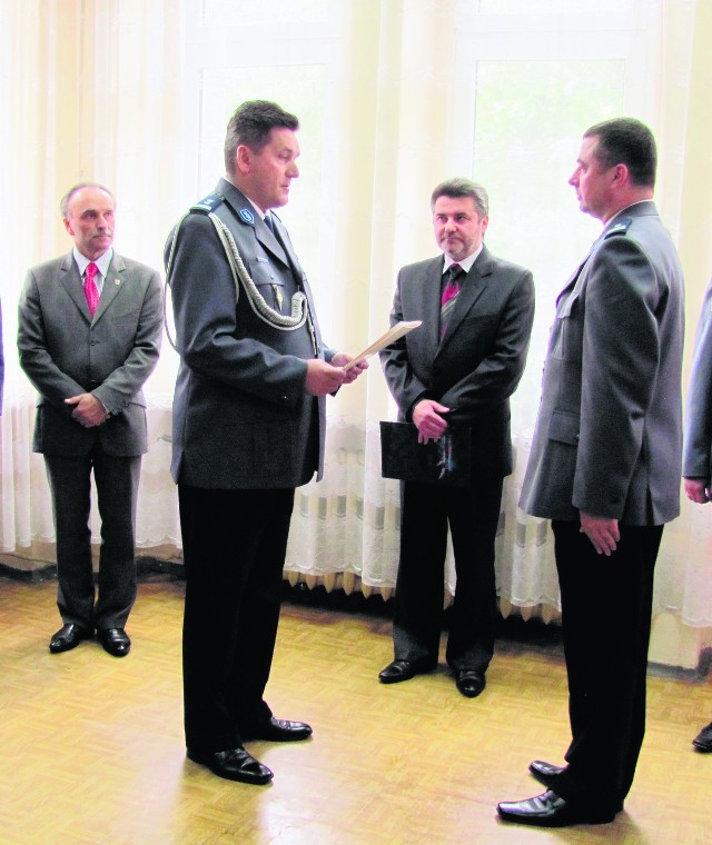 Podinsp. Mirosław Ścisły (z prawej) odbiera nominację od mł. insp. Krzysztofa Jarosza.