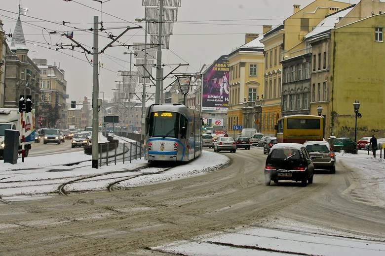 Korki we Wrocławiu? Miasto: Kierowcy nie radzą sobie ze śniegiem (ZDJĘCIA)