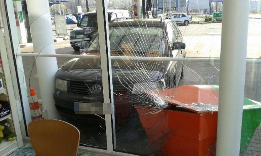 Kierująca volkswagenem uderzyła w budynek stacji benzynowej