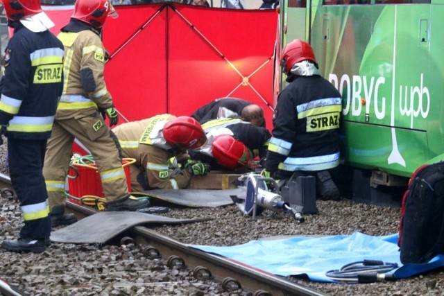 Tragiczny wypadek przy ul. Świeradowskiej we Wrocławiu. Rowerzysta wpadł pod tramwaj, zginął na miejscu