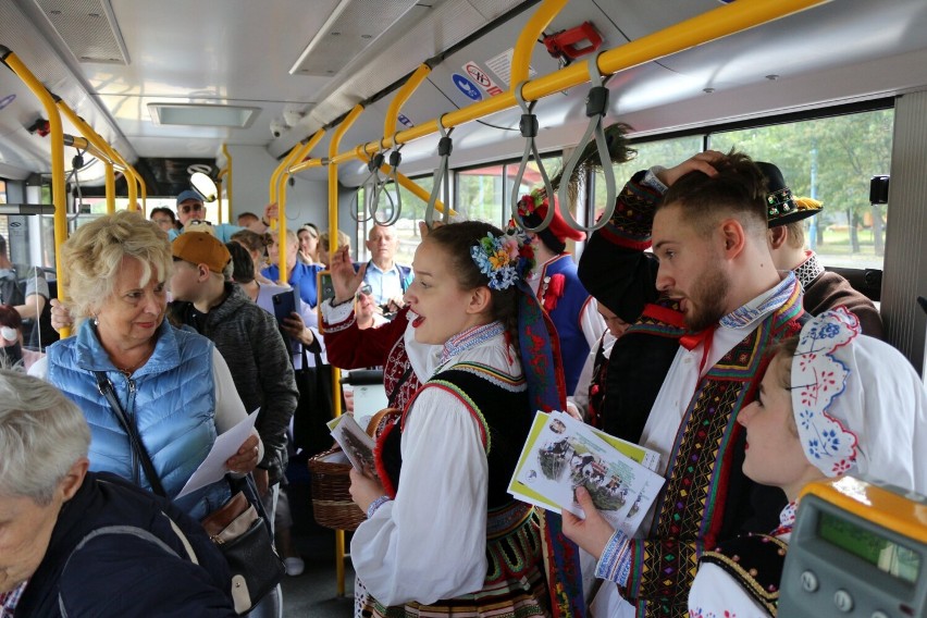 Śpiewające autobusy to tradycja festiwalu Legnica Cantat....