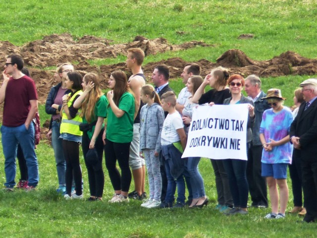 Przeciwnicy kopalni Złoczew zorganizowali piknik we wsi Stolec. Organizatorem spotkania była Fundacja Greenpeace.