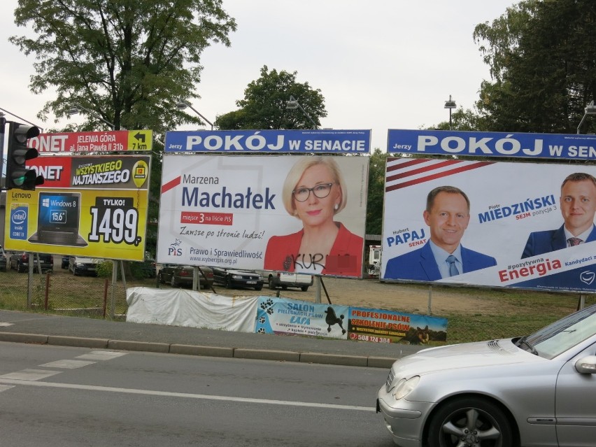 Billboardowa wojna w Jeleniej Górze. Wulgarne napisy na materiałach wyborczych PO i PiS