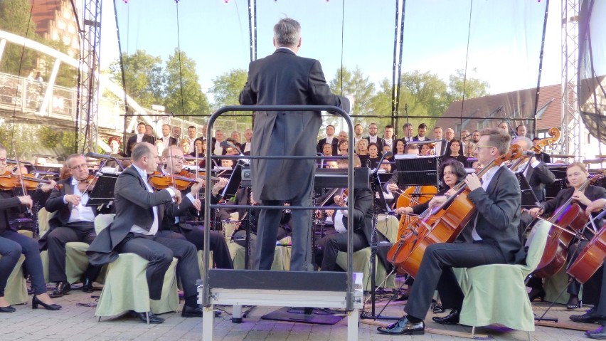 Tłumy bydgoszczan podczas koncertu "Chóry na fali" [zdjęcia, wideo]