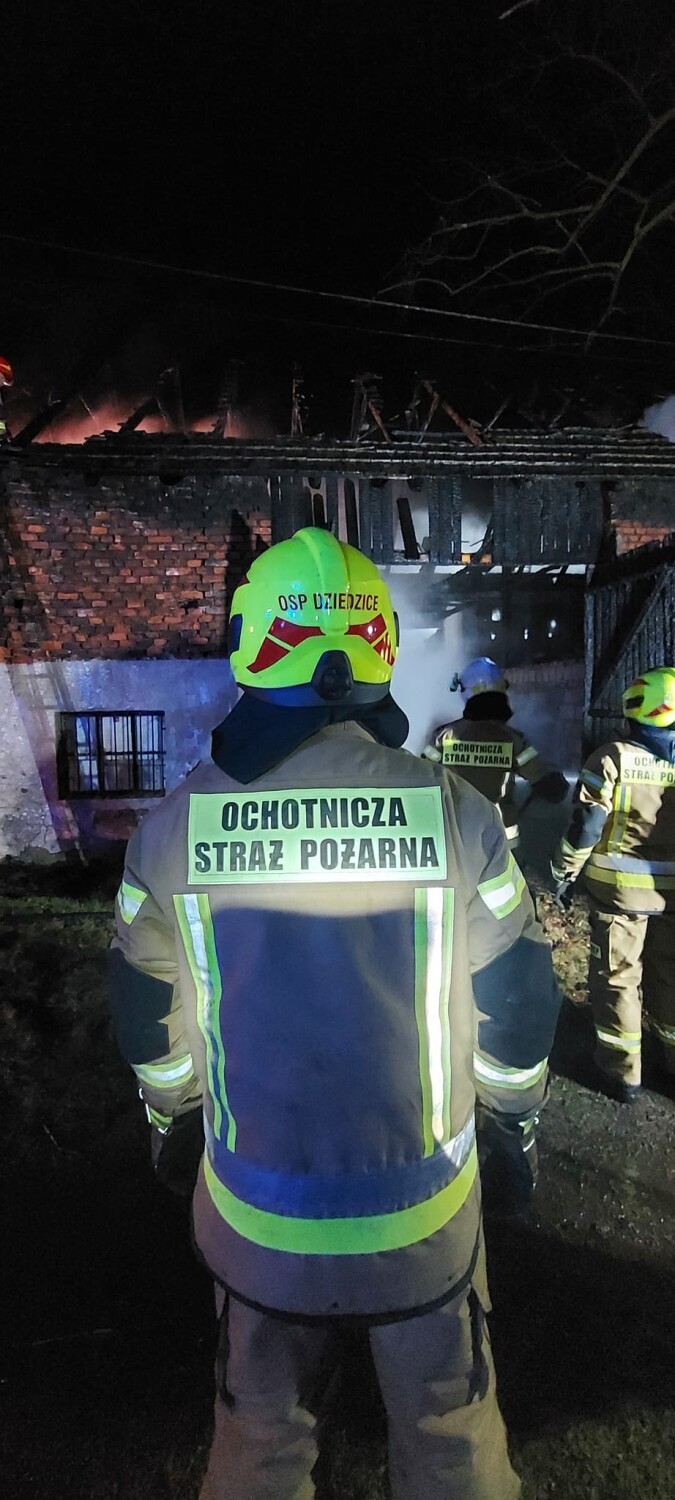 Pożar stodoły w Czechowicach-Dziedzicach. Z ogniem walczyło osiem zastępów
