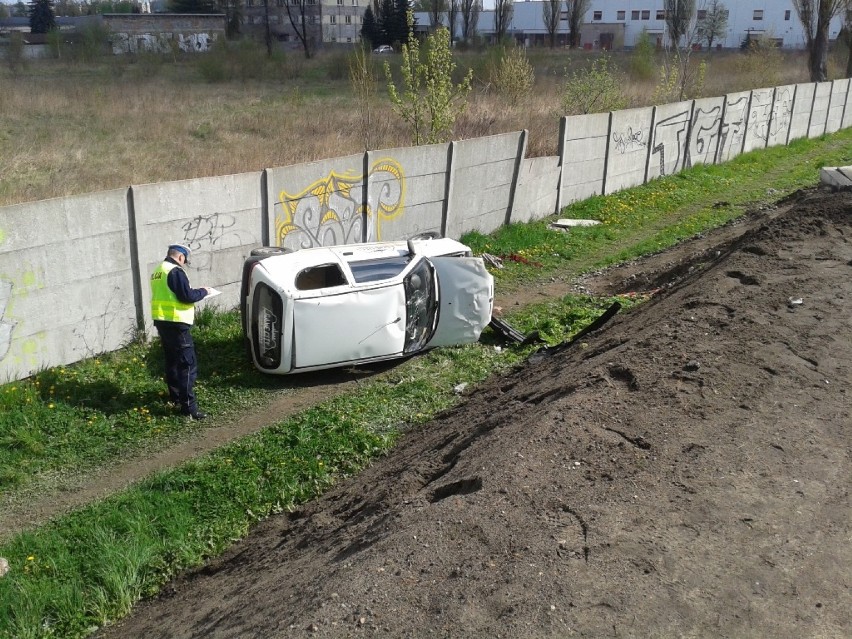 Dąbrowa Górnicza wypadek DK 94: seicento w rowie, kierowca w szpitalu 