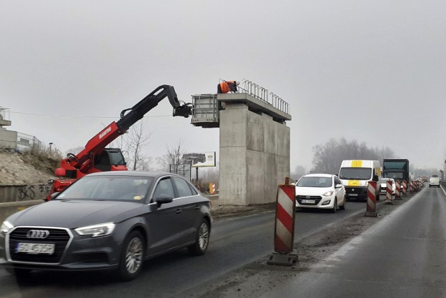 Odcinek DK1 w Czechowicach-Dziedzicach od ulicy Legionów do ulicy Ligockiej zostanie całkowicie zamknięty z powodu budowy mostu kolejowego. Objazdy będą poprowadzone, jak w czerwcu tego roku, ulicami Czechowic-Dziedzic.