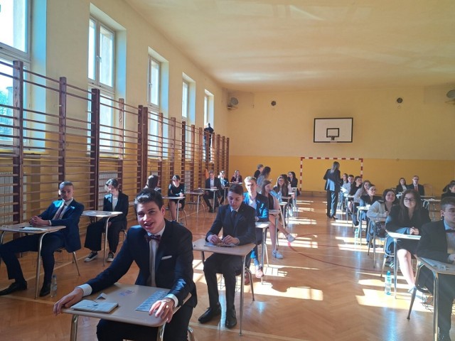Maturzyści "Sikorskiego" we Włoszczowie przed rozpoczęciem egzaminu z języka polskiego. Więcej na następnych zdjęciach >>>