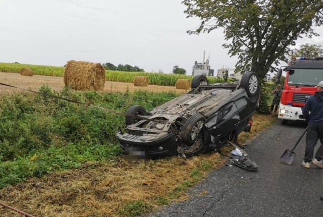 Pod Wągrowcem doszło do dachowania samochodu