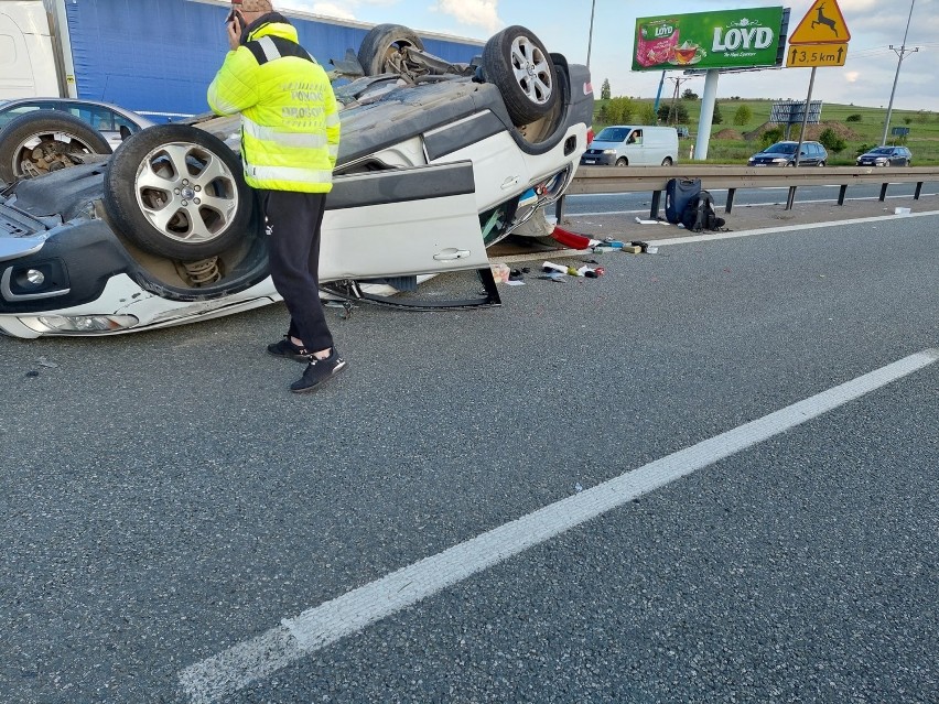 Podwarpie: wjechał volvo na czerwonym, uderzył w inne auto i...