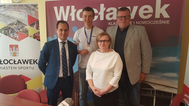 Od lewej: Łukasz Pszczółkowski, dyrektor Biura Sportu i Turystyki UM Włocławek, Fabian Barański, brązowy medalista MEJ, Barbara Moraczewska, wiceprezydent Włocławka i trener Krzysztof Gabryelewicz.