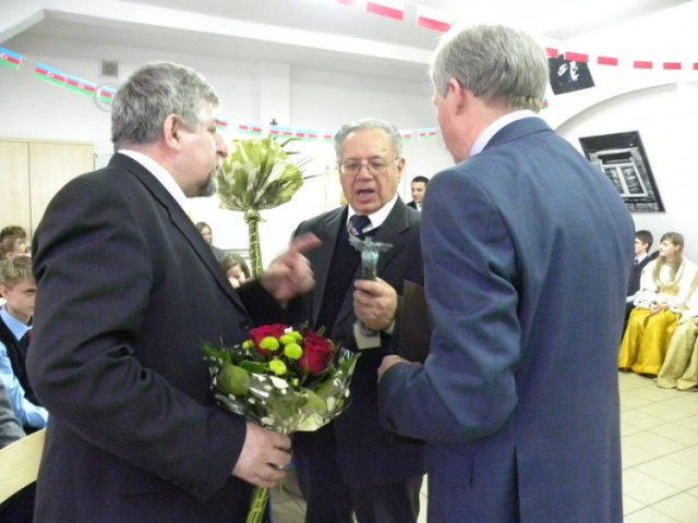 Od lewej prezes Kerim Haciyev, w środku ambasador Hasan Hasanov i prezes zarządu &quot;Oświata - Lingwista&quot; Edward Ostrowski.