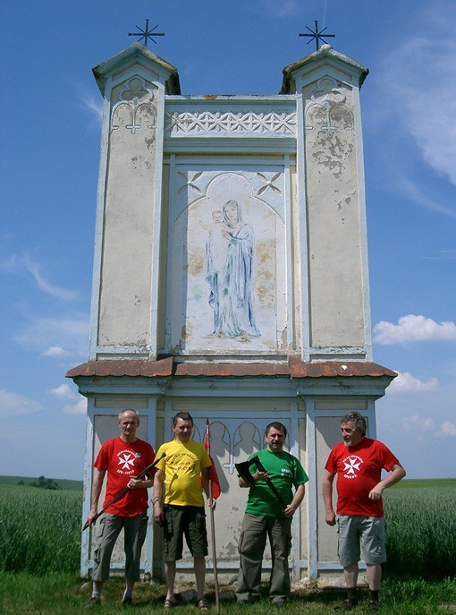 Przed kapliczką stojącą w polu za wioską