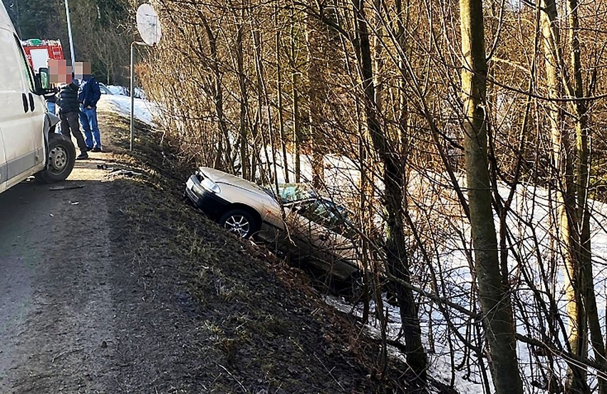 Siekierczyna. Fiat rozbity Opel w rowie. Strażacy w akcji