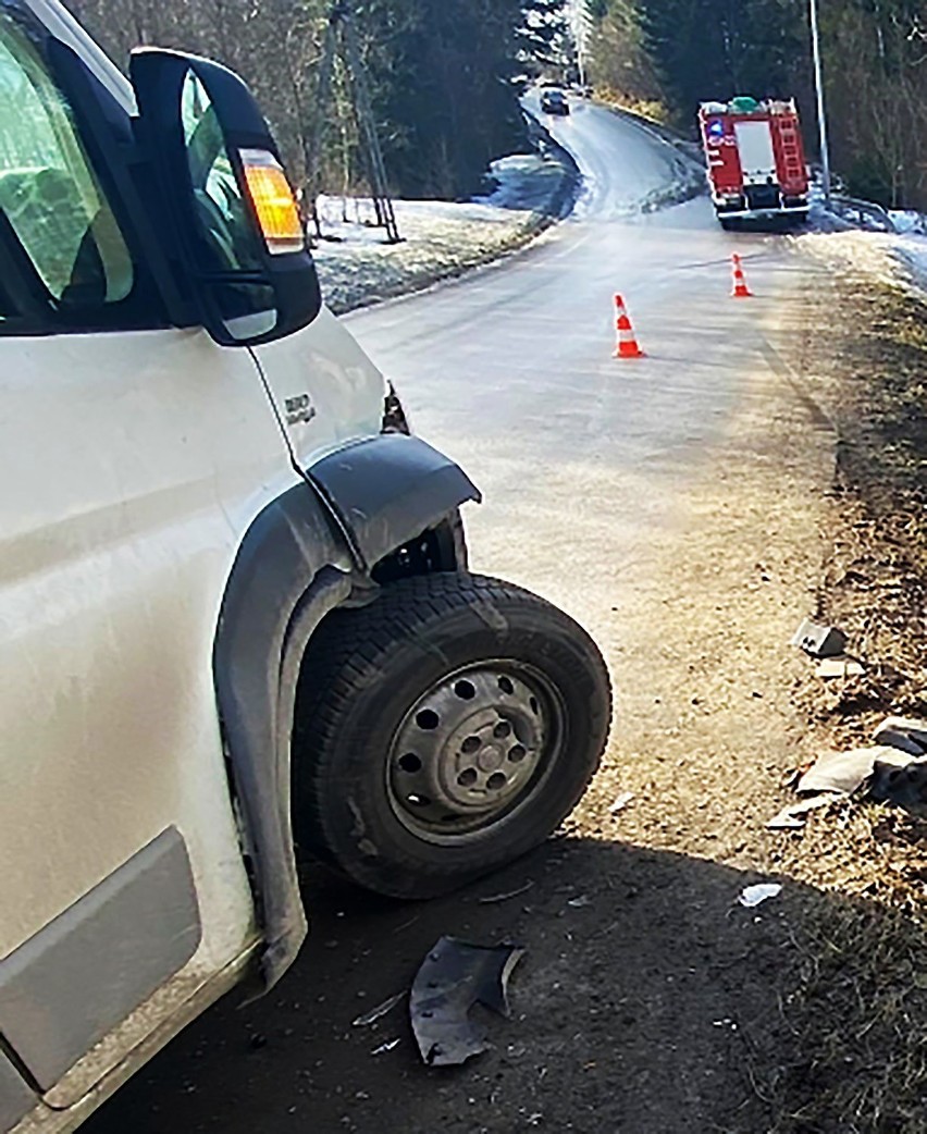 Siekierczyna. Fiat rozbity Opel w rowie. Strażacy w akcji