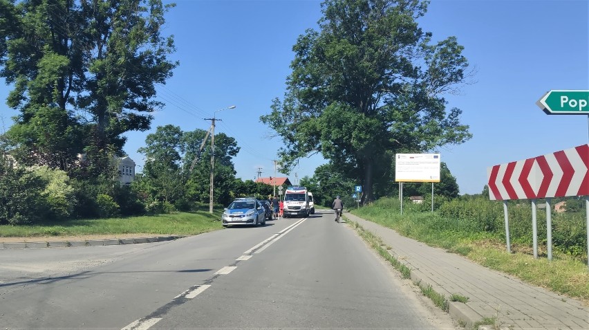 Pijany rowerzysta w Popkowicach uderzył w samochód. 59-latek trafił do szpitala. Zobacz zdjęcia