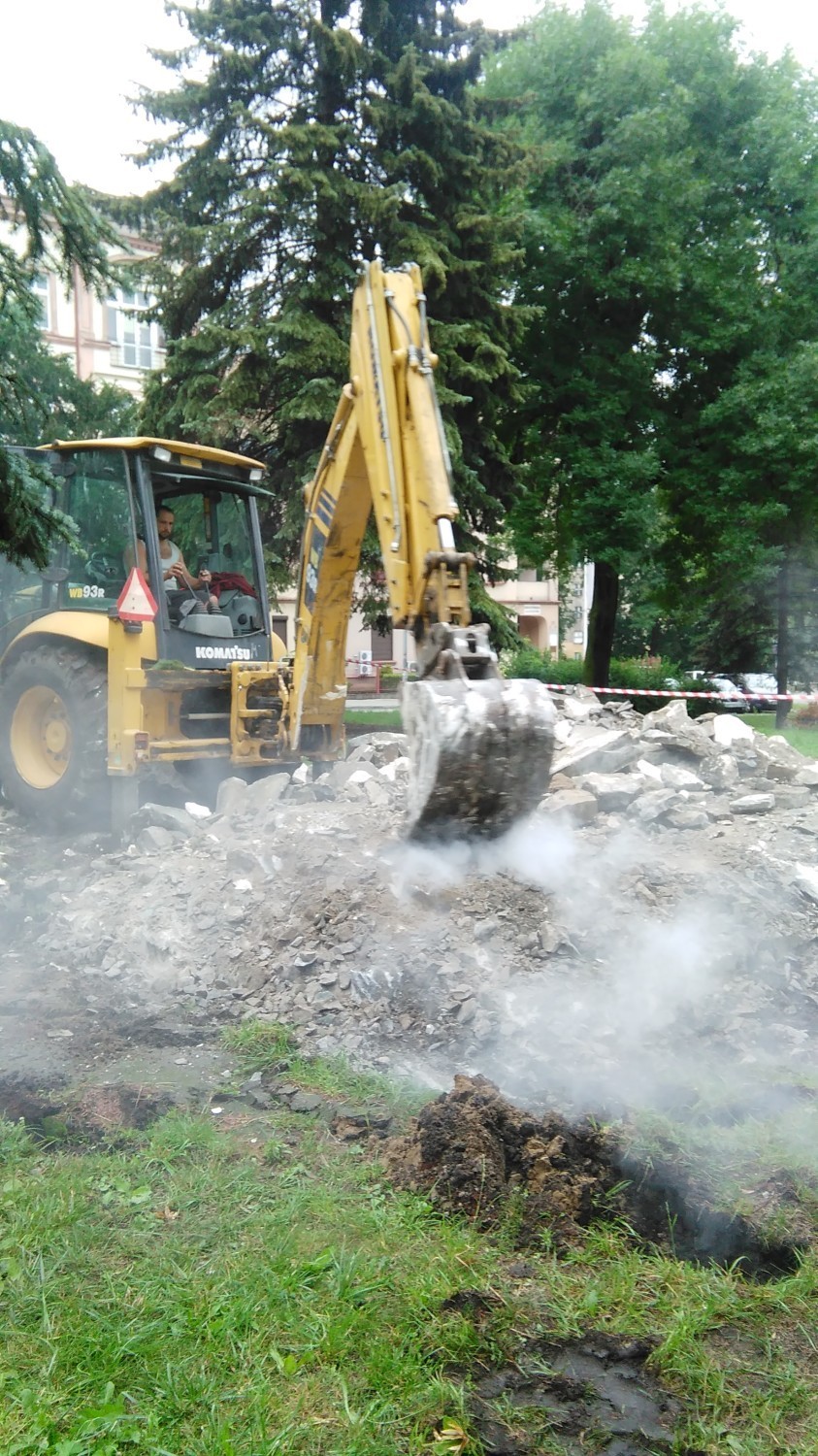 Będzin: Starostwo wyburzyło komunistyczny pomnik przy placu Lustigera [ZDJĘCIA]