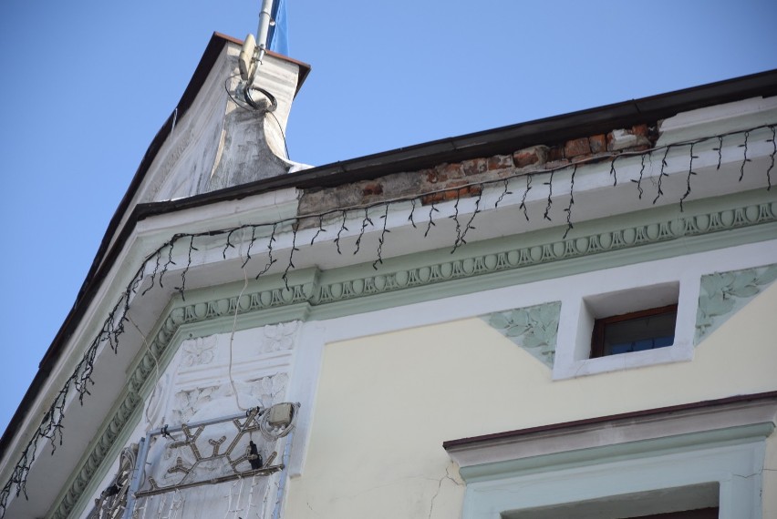 Z budynku Urzędu Miasta w Oświęcimiu posypały się fragmenty...