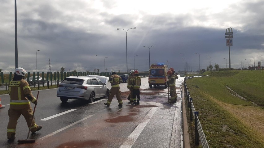 Na 106 odcinku autostrady A1 samochód uderzył w barierki...