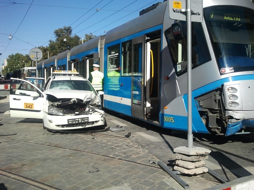 Wrocław: Zderzenie taksówki z tramwajem Skody (ZDJĘCIA)