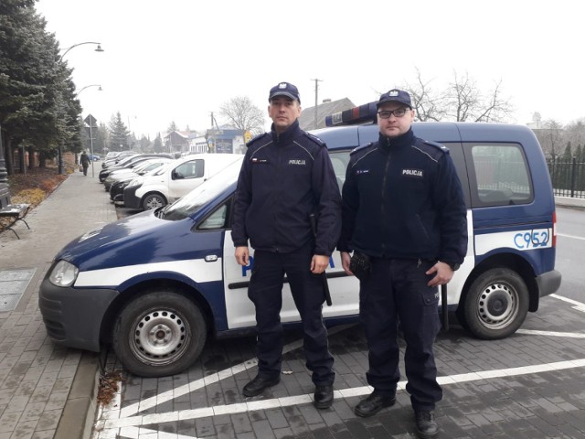 Mł. asp. Dariusz Pacek i sierż. Dariusz Remus z Komendy Powiatowej Policji w Tucholi