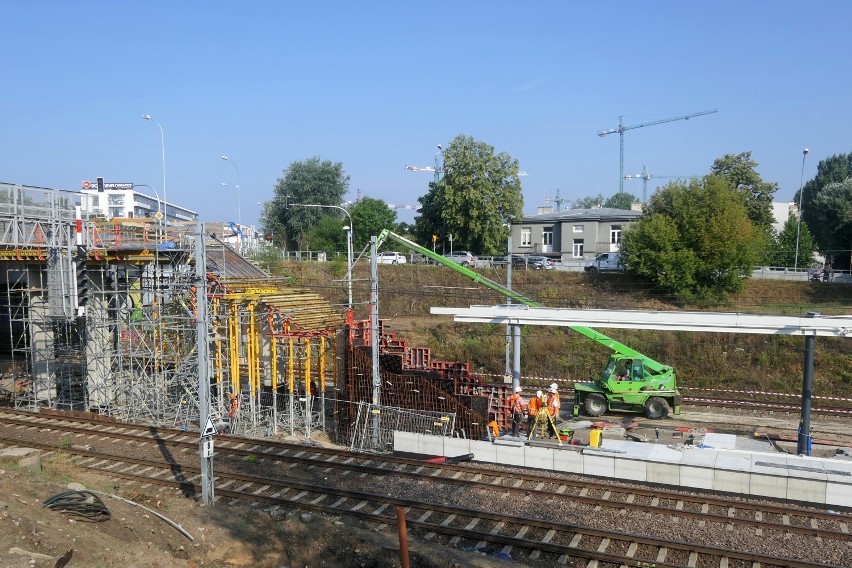 Stacja Powązki. Trwa budowa peronu. Otwarcie jeszcze w tym roku