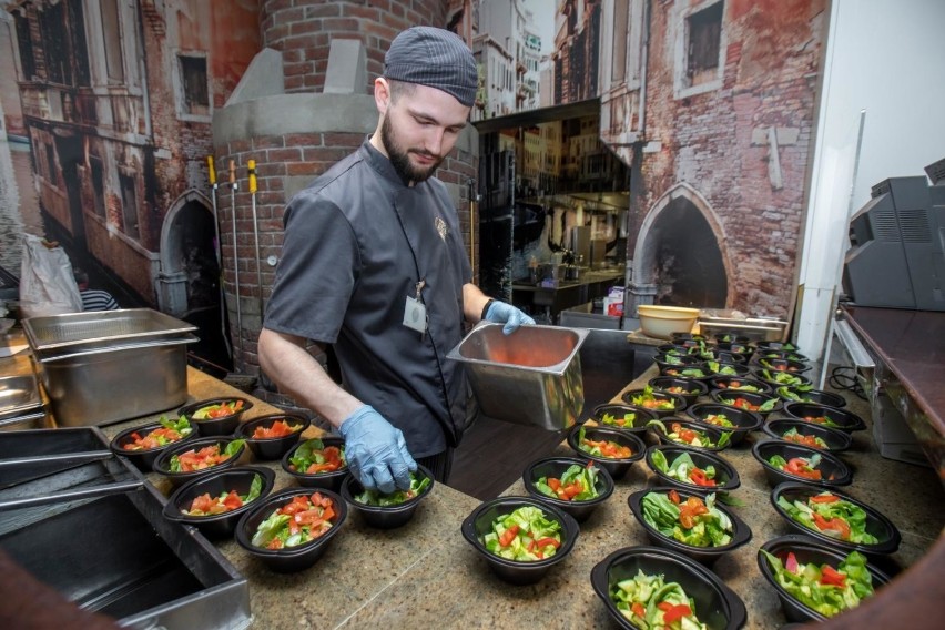 Wśród wymogów i zaleceń dla gastronomii są m.in.:
- limit...