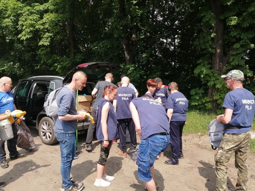 Tereny nad rzeką w okolicy ulicy Zakopiańskiej posprzątali ochotnicy w ramach Klubu Dobrego Klimatu