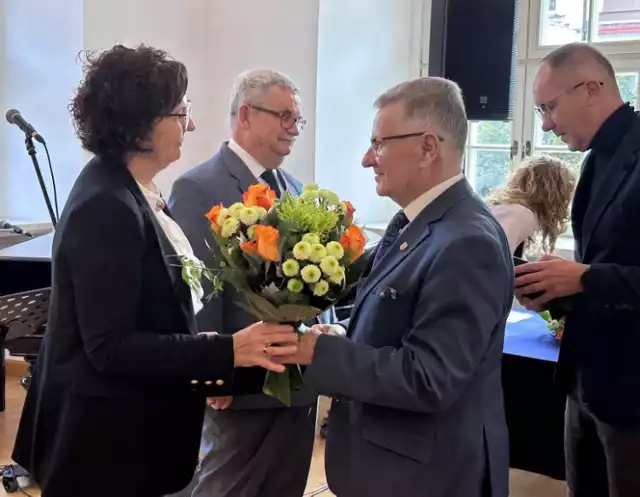 W przeddzień Dnia Edukacji Narodowej pedagodzy i dyrektorzy placówek oświatowych spotkali się w ratuszu na ceremonii wręczenia nagród i medali.