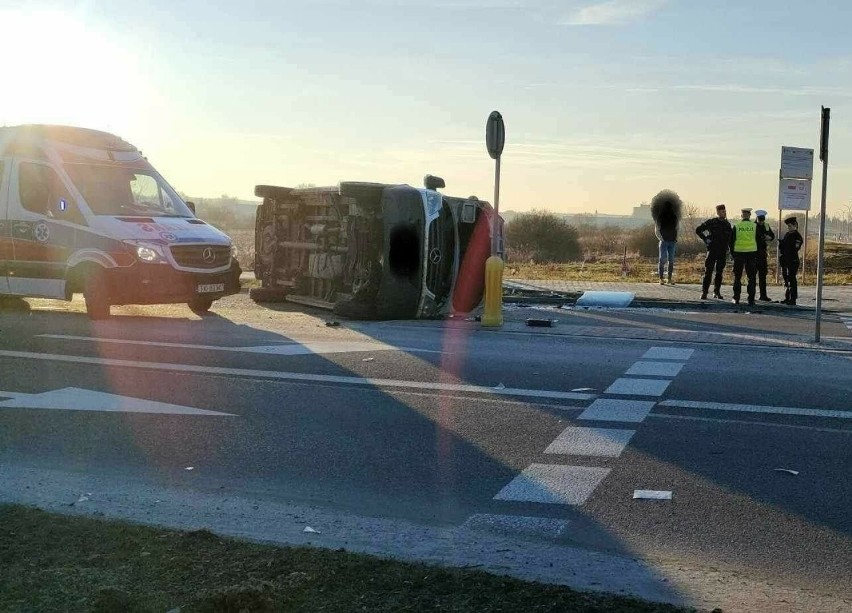 Poważny wypadek na skrzyżowaniu ulicy w Ostrowcu. Bus przewrócił się na bok, dwie osoby trafiły do szpitala