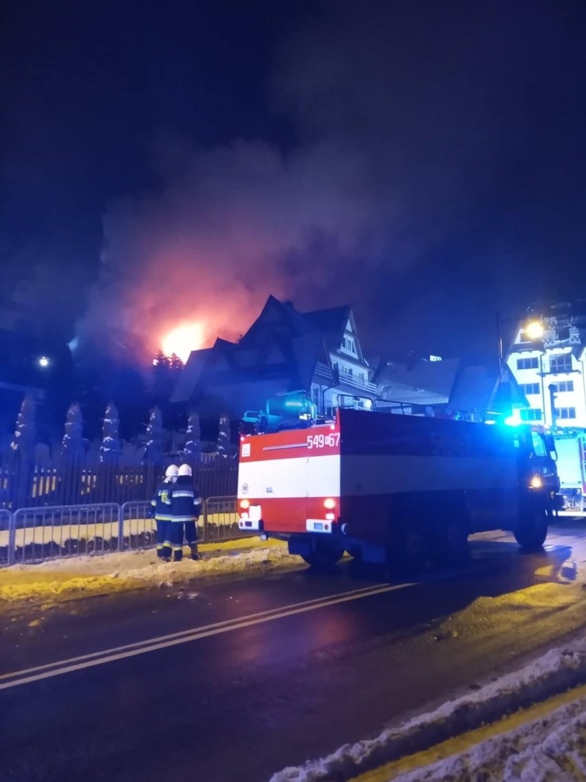 Bukowina Tatrzańska. Duży pożar w drewnianym pensjonacie. Zaczęło się od zadymienia. Teraz z ogniem walczy ponad 20 zastępów strażackich 