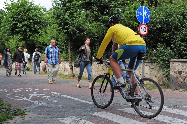 O ścieżkach głośno zrobiło się ostatnio za sprawą pomysłu ograniczenia prędkości rowerzystów w pasie nadmorskim w Sopocie do 10km/h. Położona wzdłuż morza , "sztandarowa" droga rowerowa łącząca Gdańsk z kurortem to jednak tylko element bogatej, a przede wszystkim różnorodnej trójmiejskiej infrastruktury rowerowej, która użytkownikom nierzadko potrafi naprawdę napsuć krwi.

Zobacz także: Sopot:Rowerzystom nie podoba się ograniczenie prędkości do 10 km/h. Zorganizowali rowerowy happening