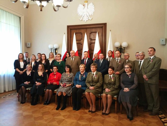 13 pracowników Urzędu Gminy w Widawie zostało odznaczonych medalami za długoletnią służbę.
