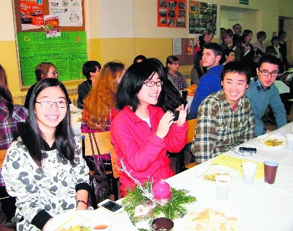 Młodzi Chińczycy poznali polskie obyczaje wigilijne