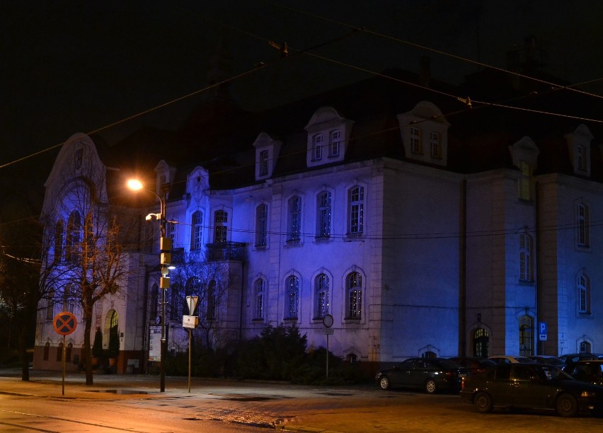 Niektóre budynki w mieście podświetlono na niebiesko