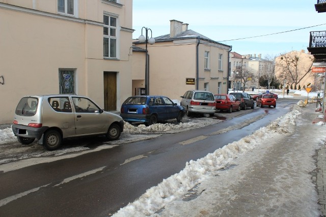 Odcinek ul. Podwalnej od ul. Lubelskiej do ul. Gdańskiej miałby zostać objęty zakazem parkowania. Zakaz obowiązywałby od godziny 7 do 17.