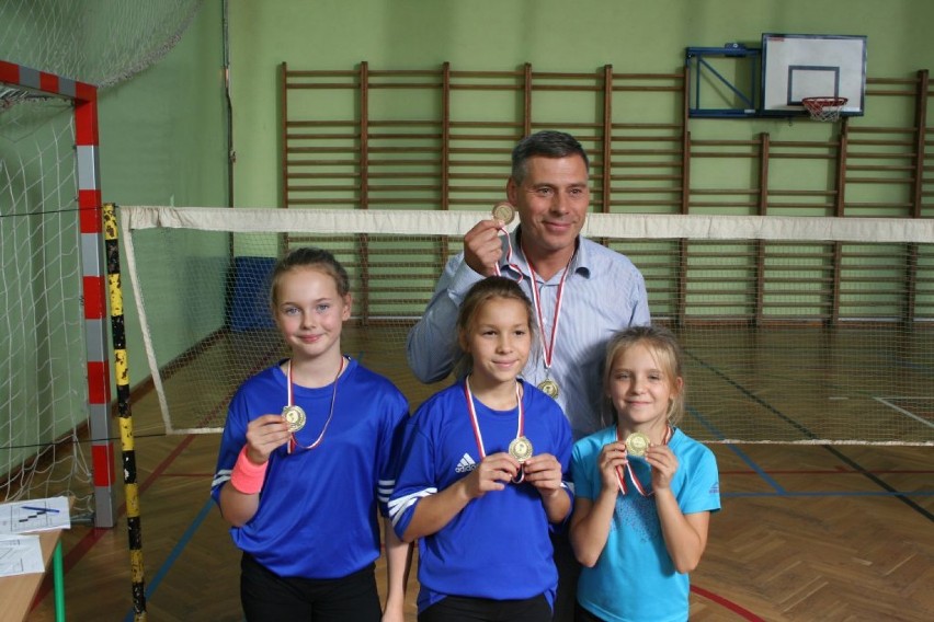 Powiatowe Igrzyska w Badmintonie w Żelistrzewie (2017) -...