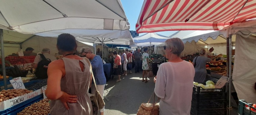 Upalny piątek 26 sierpnia i tłumy na kieleckich bazarach. Zobacz na zdjęciach, co się działo 