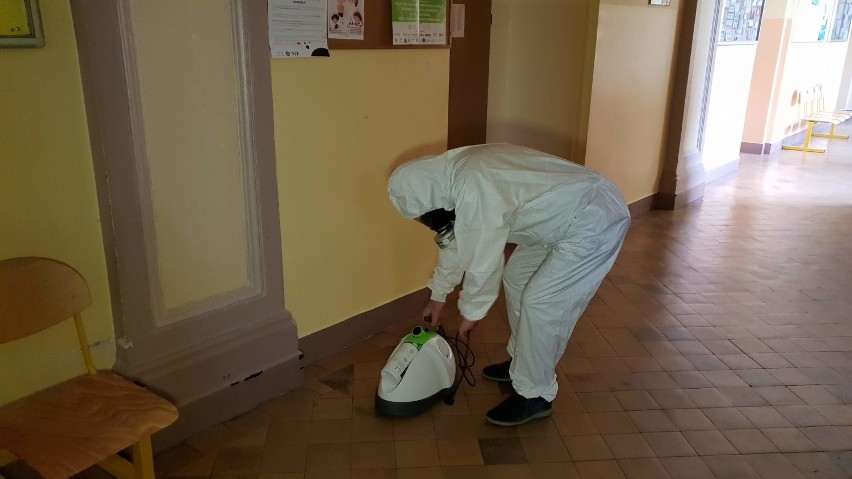 Ruszyła dezynfekcja liceum w Strzelcach Opolskich w związku z zagrożeniem koronawirusem