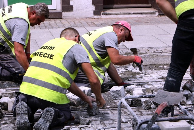 Pracownicy Przedsiębiorstwa Budowy Dróg i Mostów ze Świecia - kolejny już raz - naprawiają kostkę przy torowisku tramwajowym w Grudziądzu. Dla ruchu zamknięto fragment ulicy Wybickiego między Sikorskiego a Rybnym Rynkiem, gdzie trwają prace. Ponieważ wciąż trwa remont fragmentu równoległej ulicy Sienkiewicza, w godzinach szczytu kierowcy stoją w korkach.